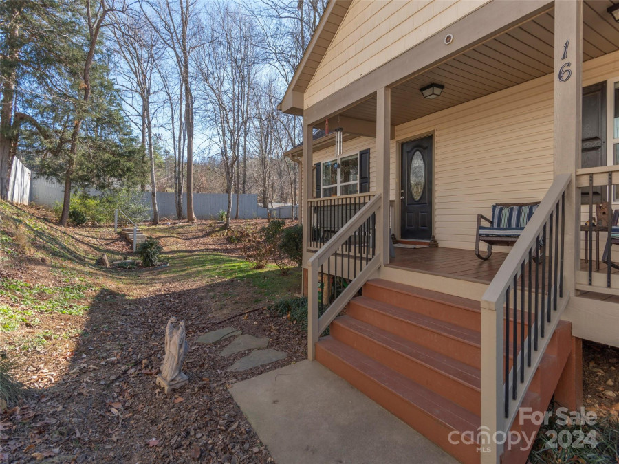 16 Southwood Dr Weaverville, NC 28787