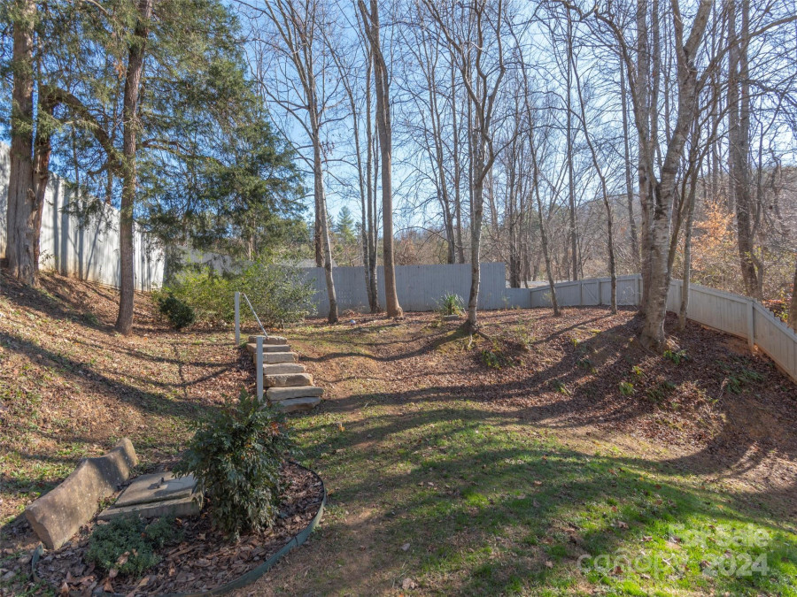 16 Southwood Dr Weaverville, NC 28787