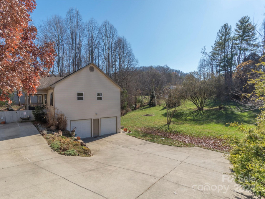 16 Southwood Dr Weaverville, NC 28787