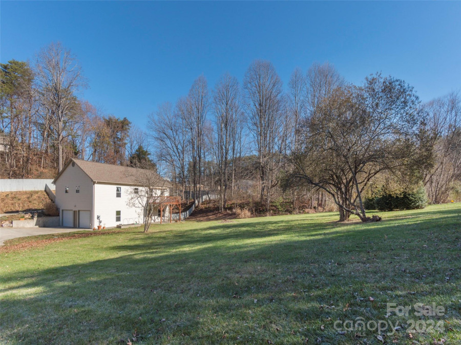 16 Southwood Dr Weaverville, NC 28787