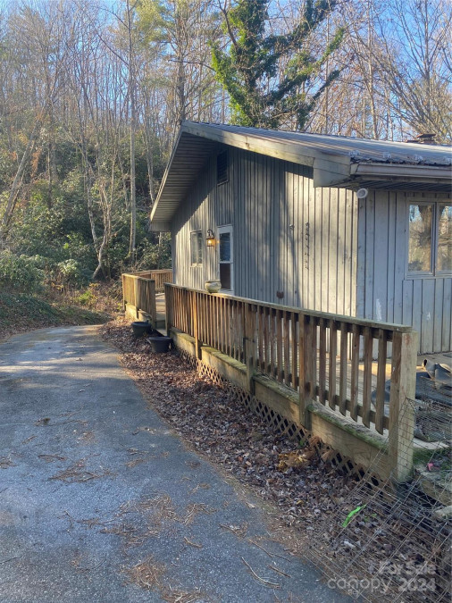 120 Parkwood Hill Dr Spruce Pine, NC 28777