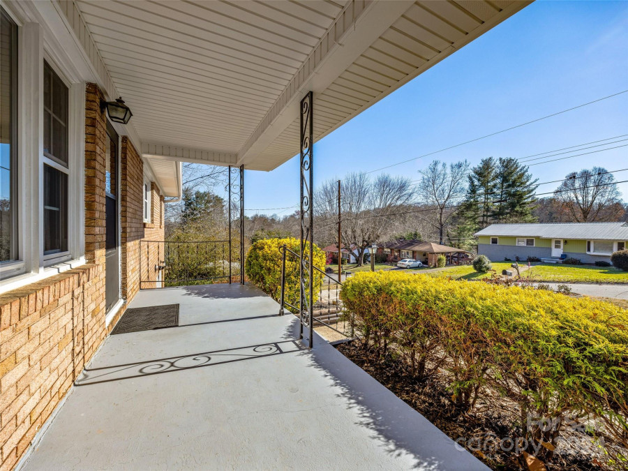 6 Debra Ln Asheville, NC 28806