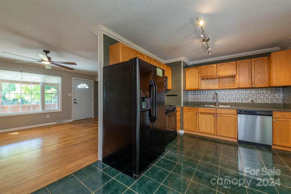 6 Eva Cir Asheville, NC 28806