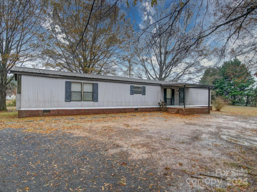 44267 Yadkin Brick Rd New London, NC 28127