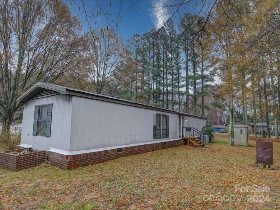 44267 Yadkin Brick Rd New London, NC 28127