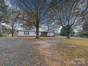 44267 Yadkin Brick Rd New London, NC 28127