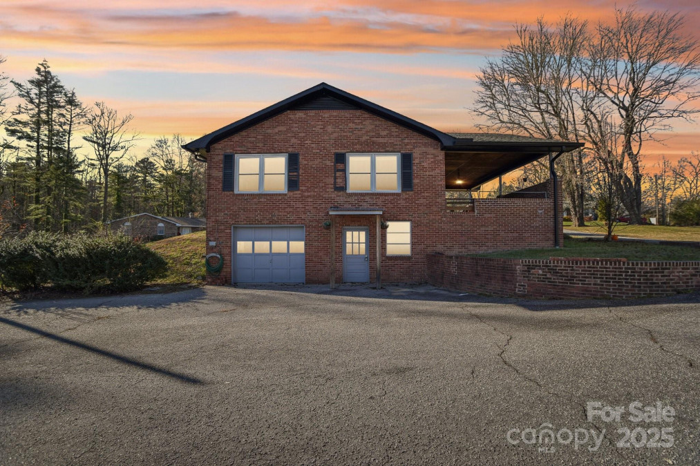 307 Oklawaha Cir Hendersonville, NC 28739