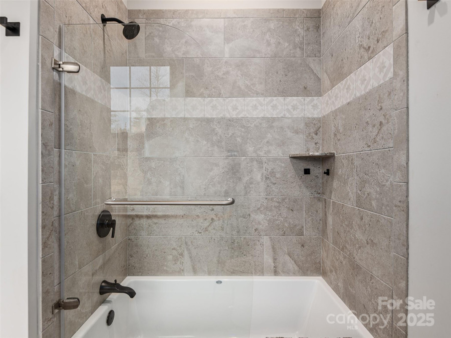 91 Beaumont Dr Hendersonville, NC 28739