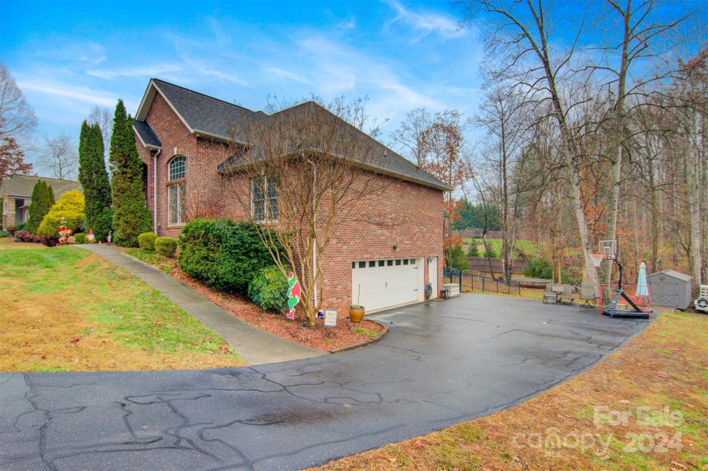 1114 Waterford Dr Hickory, NC 28602