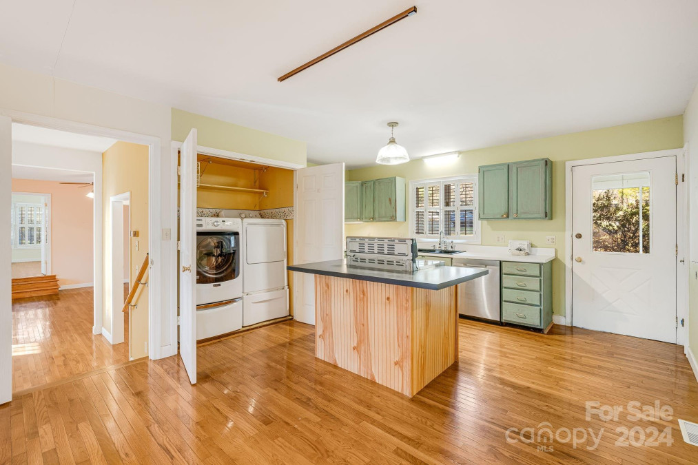 36 Craig Dr Hendersonville, NC 28739