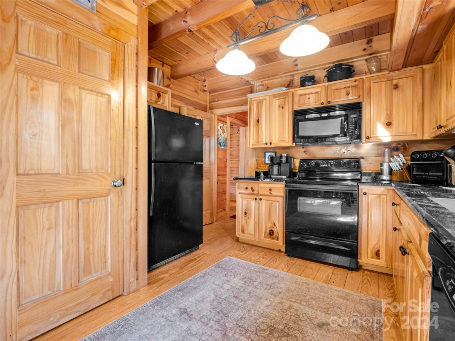 213 Wolf Trl Lake Lure, NC 28746