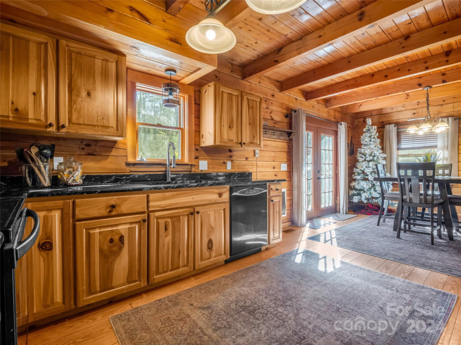 213 Wolf Trl Lake Lure, NC 28746