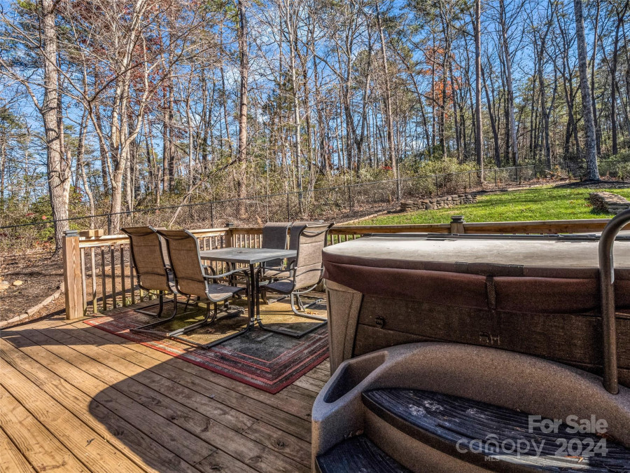 213 Wolf Trl Lake Lure, NC 28746