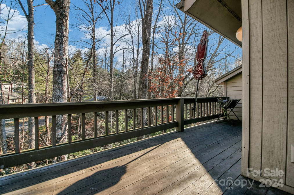 4 Cedarwood Dr Asheville, NC 28803