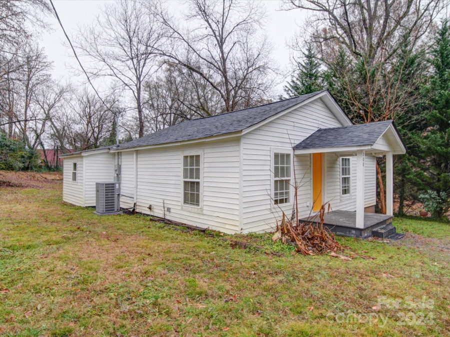 208 Oakland Dr Lowell, NC 28098