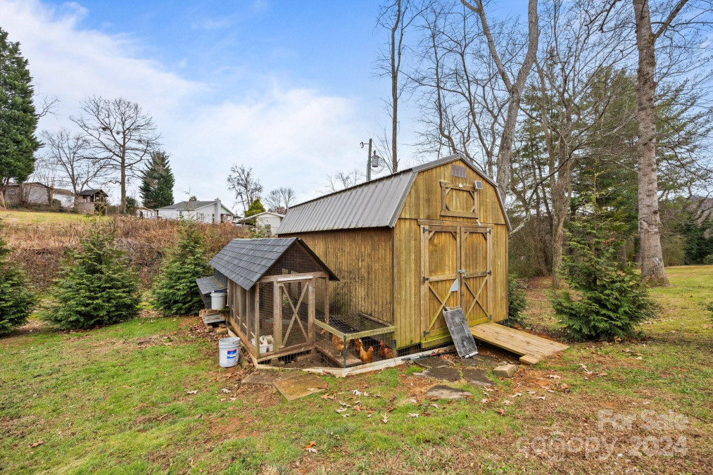 34 Young Dr Candler, NC 28715