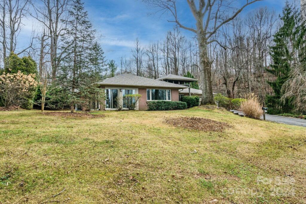 124 Sky Village Ln Laurel Park, NC 28739