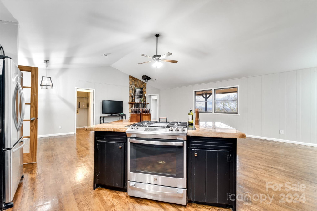 86 Tumbleweed Trl Cullowhee, NC 28723