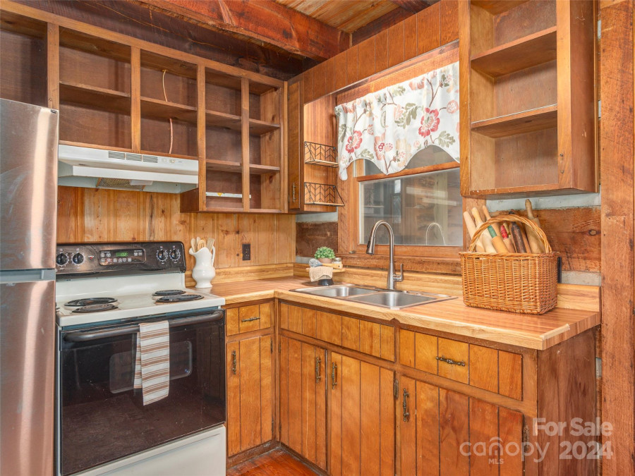 456 Spring Lake Rd Maggie Valley, NC 28751