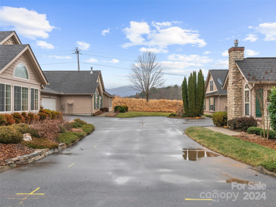 76 Mountain Meadow Cir Weaverville, NC 28787