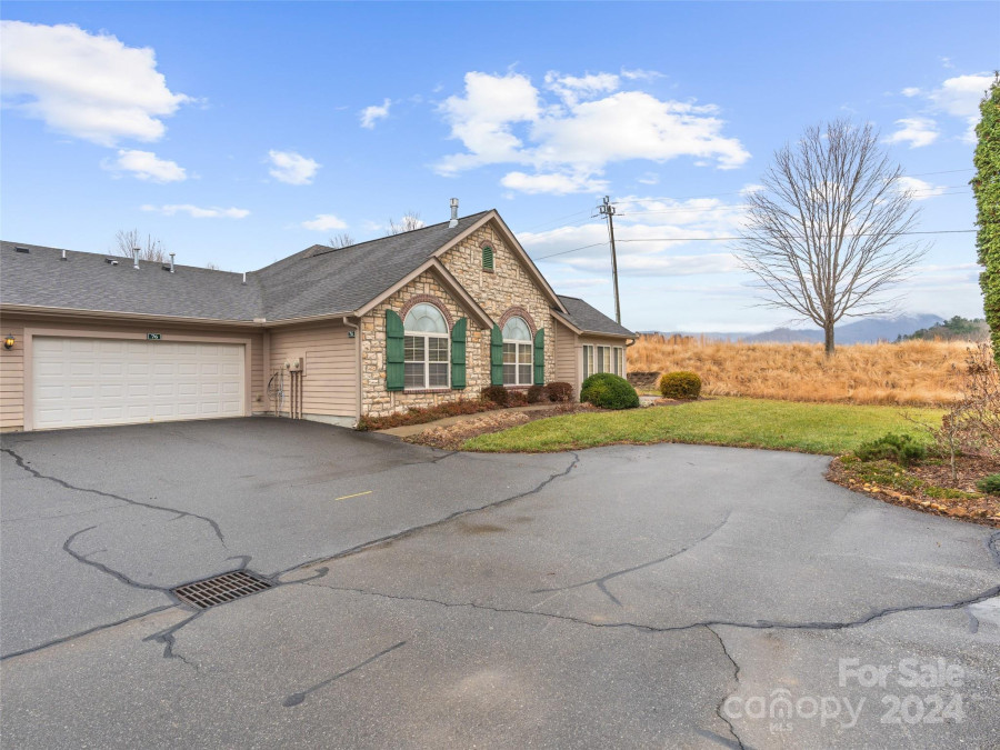 76 Mountain Meadow Cir Weaverville, NC 28787