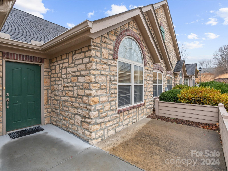 76 Mountain Meadow Cir Weaverville, NC 28787