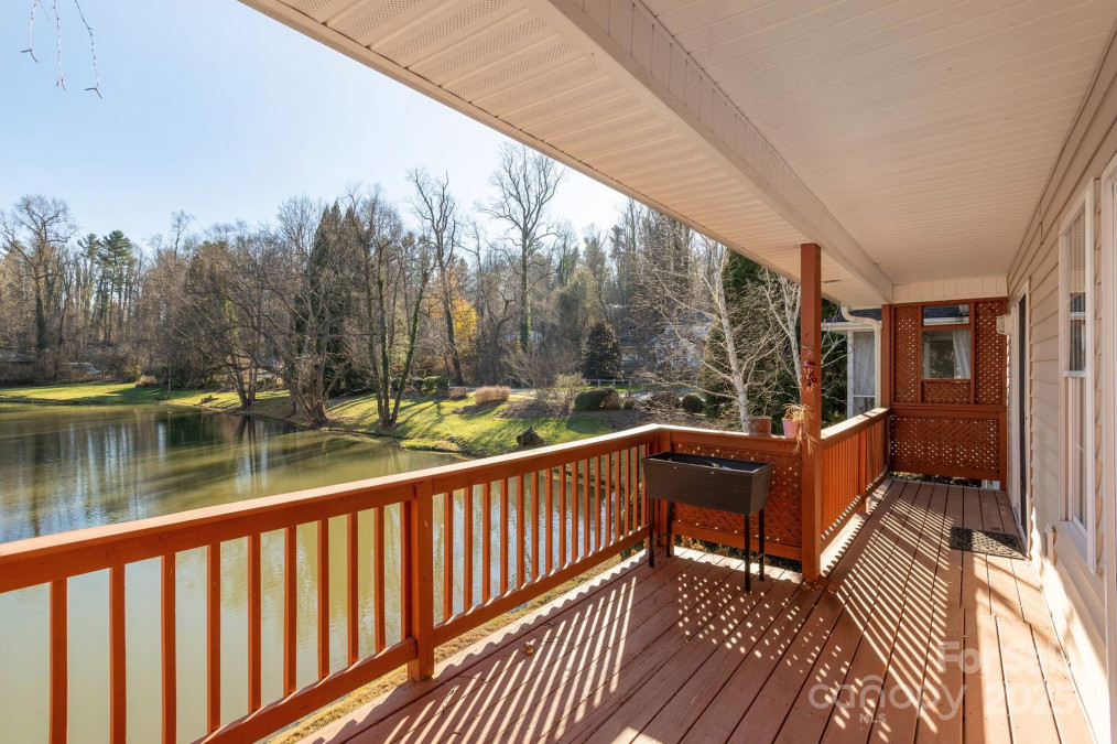 22 Grist Mill Dr Hendersonville, NC 28739