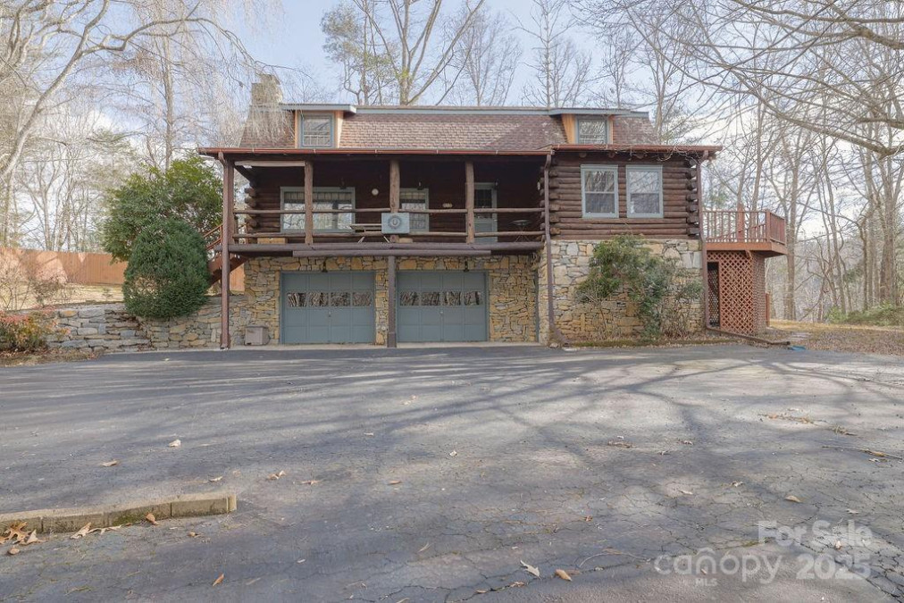 30 Log Cabin Trl Horse Shoe, NC 28742