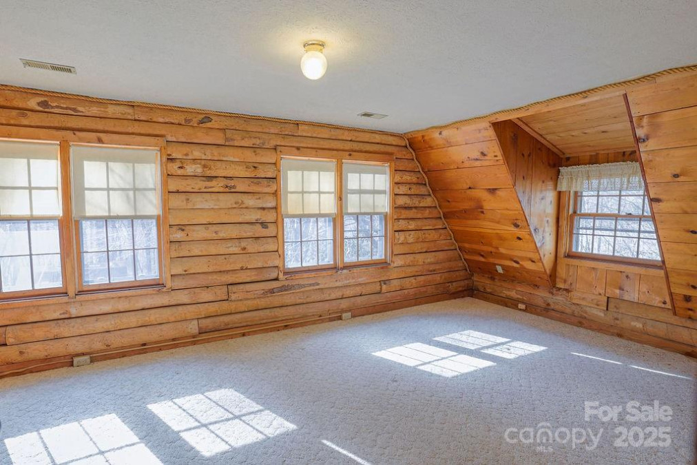 30 Log Cabin Trl Horse Shoe, NC 28742