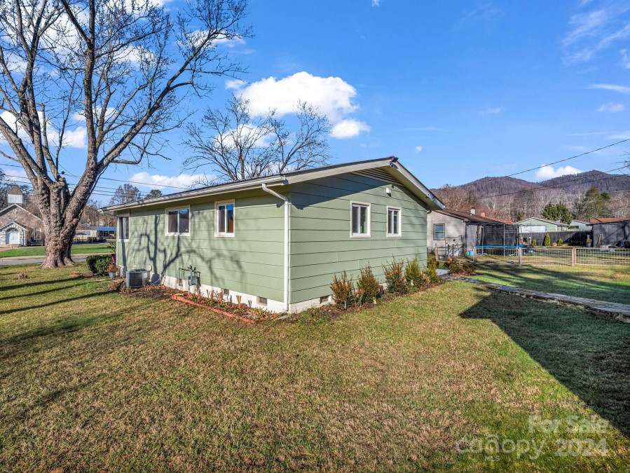 104 Flat Creek Rd Black Mountain, NC 28711