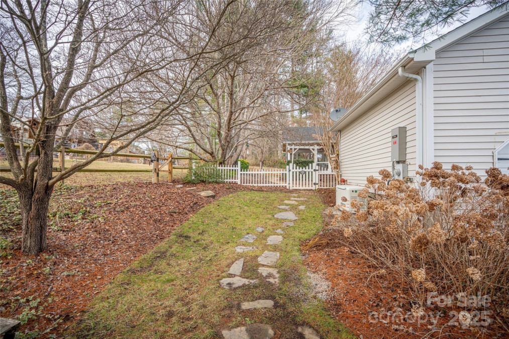 5 Old Applewood Ln Hendersonville, NC 28739