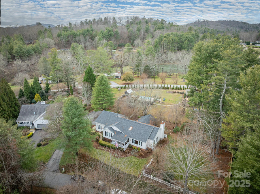 5 Old Applewood Ln Hendersonville, NC 28739