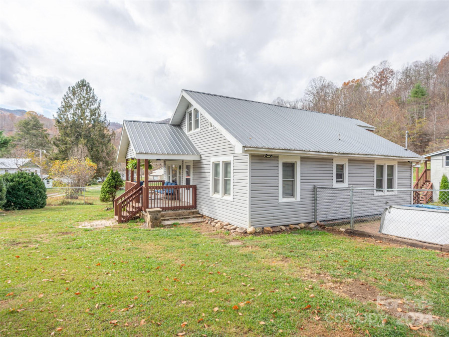 31 Black Branch Rd Canton, NC 28716