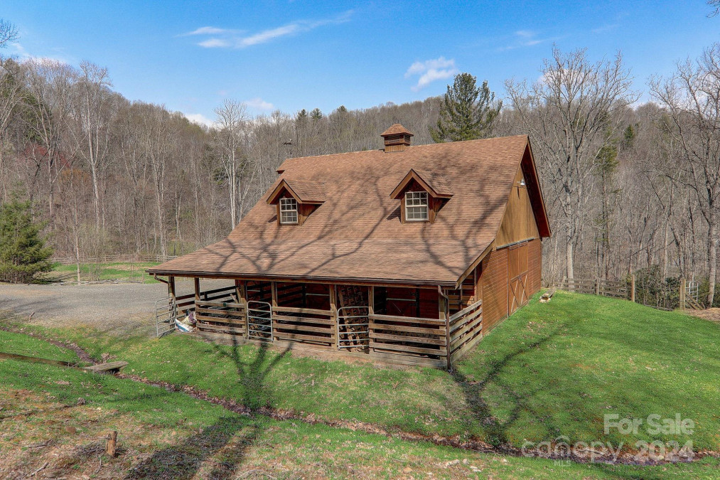 33 Poplar Ridge Ln Burnsville, NC 28714