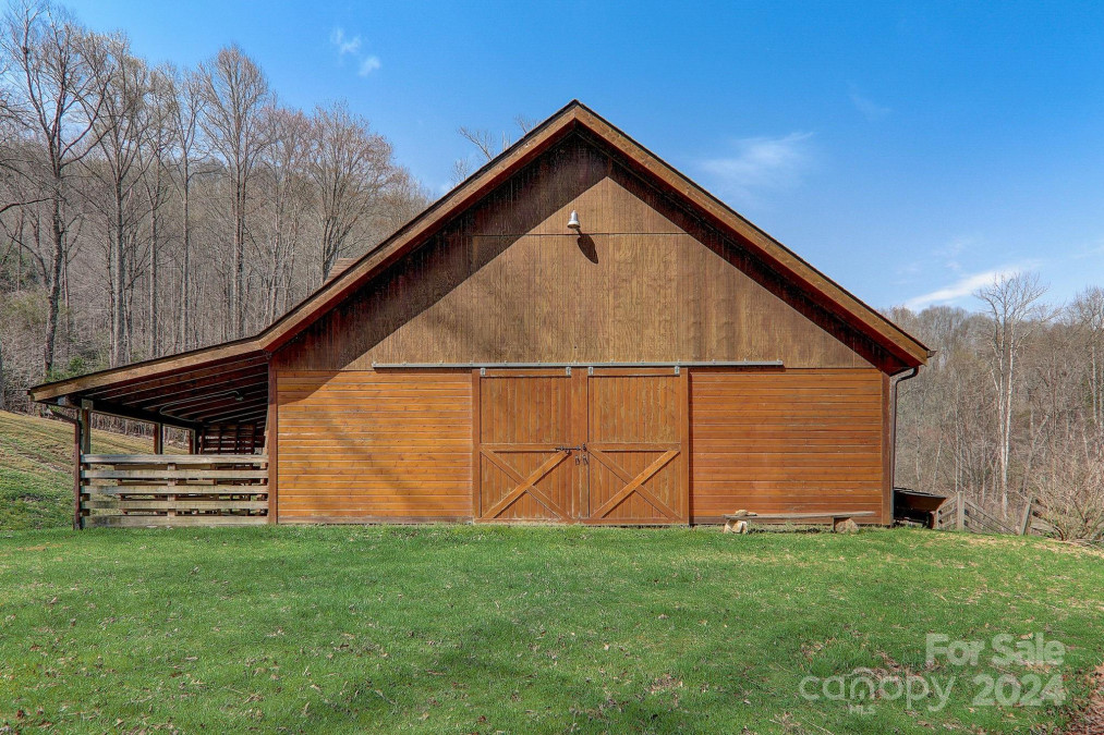 33 Poplar Ridge Ln Burnsville, NC 28714