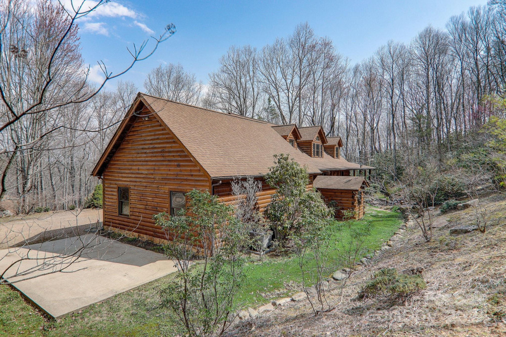 33 Poplar Ridge Ln Burnsville, NC 28714