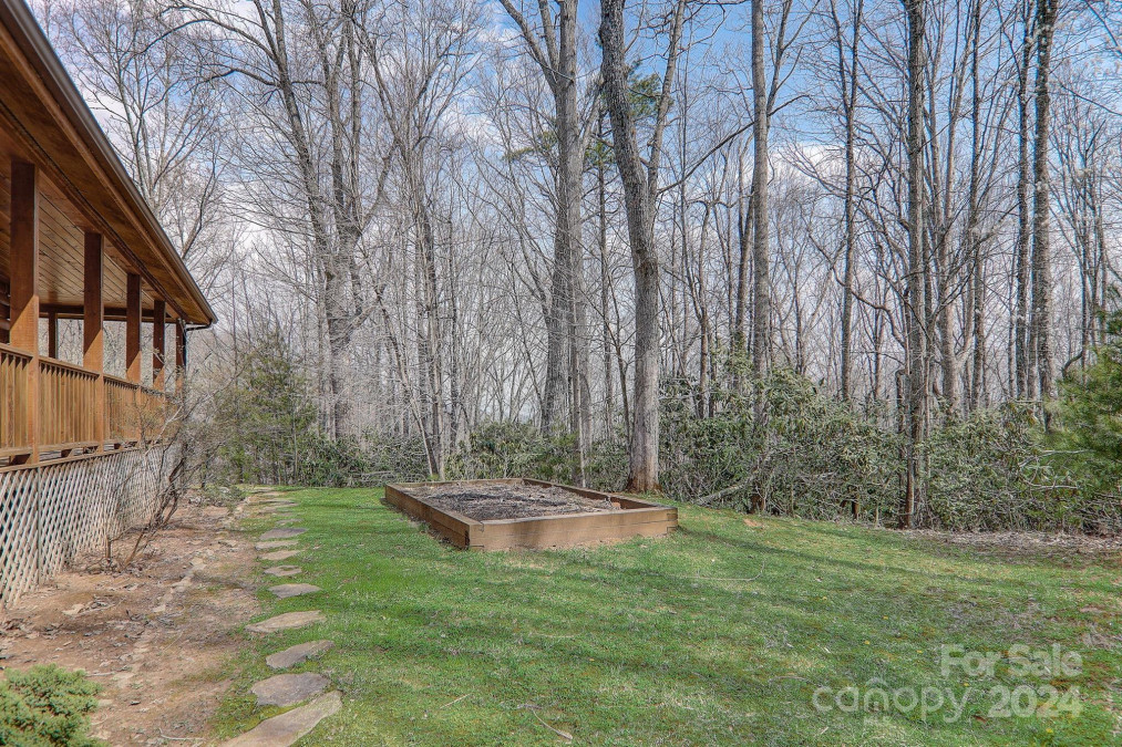 33 Poplar Ridge Ln Burnsville, NC 28714