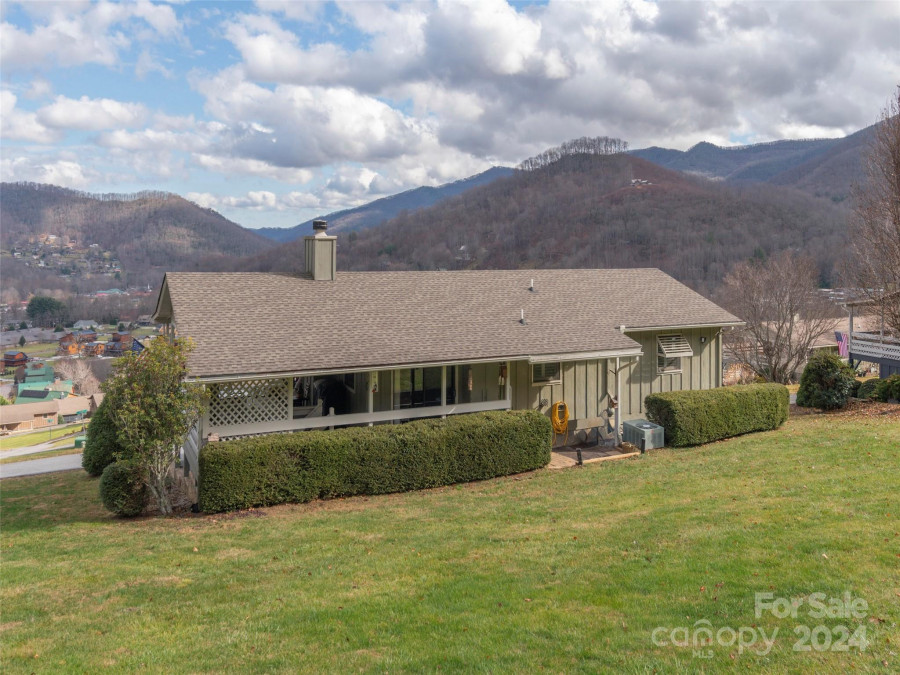 10 Onyx Ln Maggie Valley, NC 28751