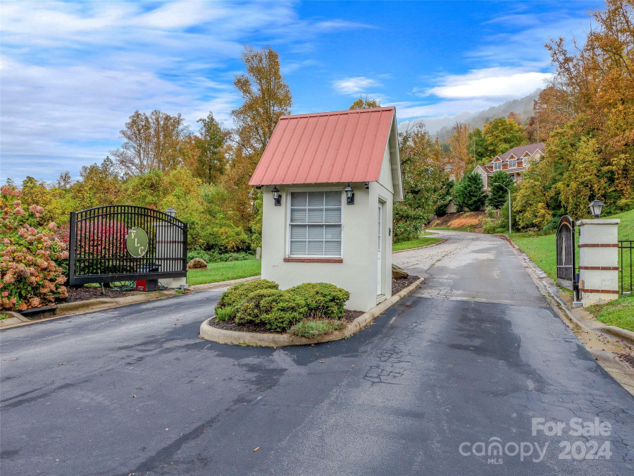 19 Carden Dr Weaverville, NC 28787