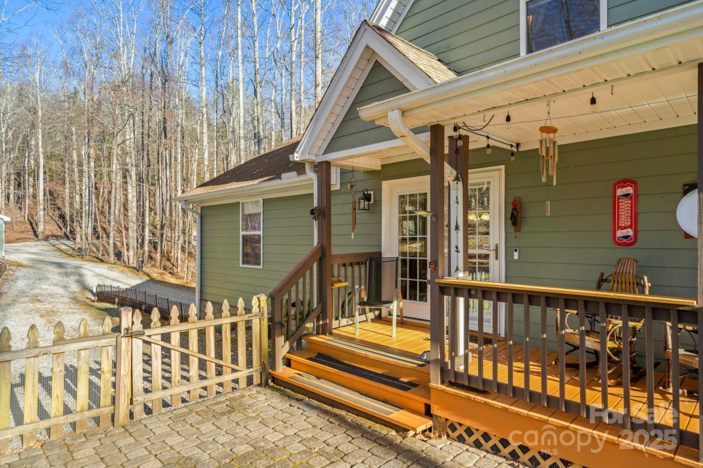 29592961 Bearwallow Mountain Rd Hendersonville, NC 28792