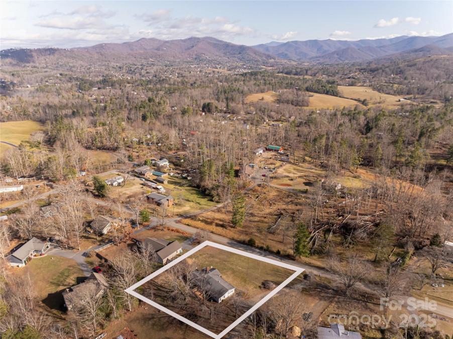 13 Indian Ln Weaverville, NC 28787