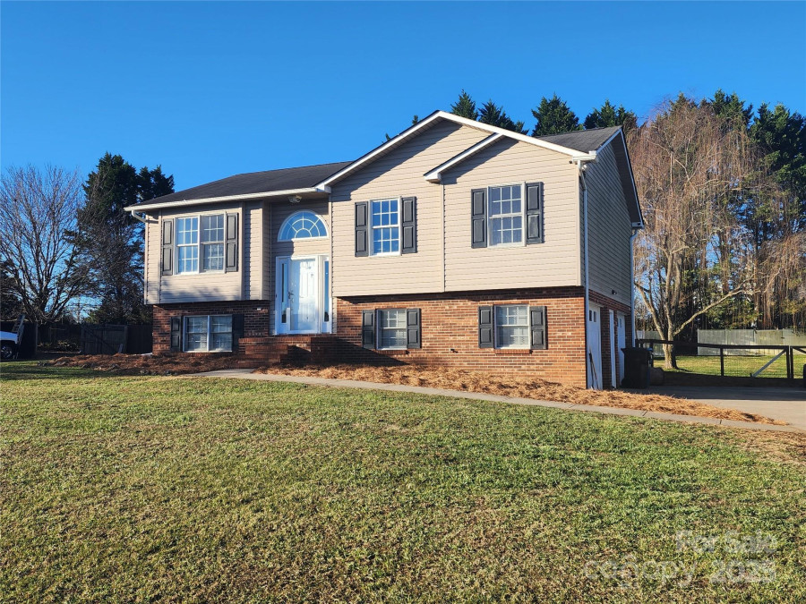 216 Pierce Ln Yadkinville, NC 27055