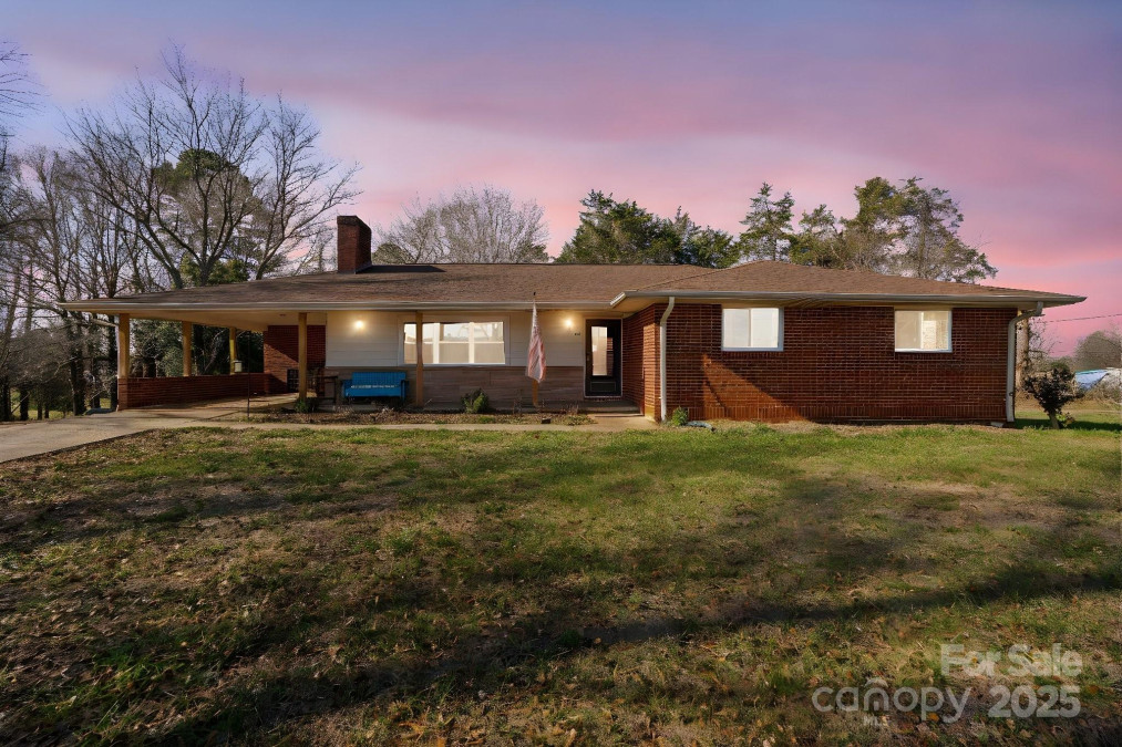 4331 Sulphur Springs Rd Hickory, NC 28601