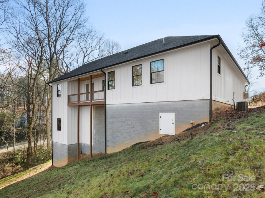 404 High Ridge Dr Mills River, NC 28759