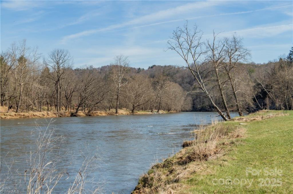 14 River Front Dr Piney Creek, NC 28663