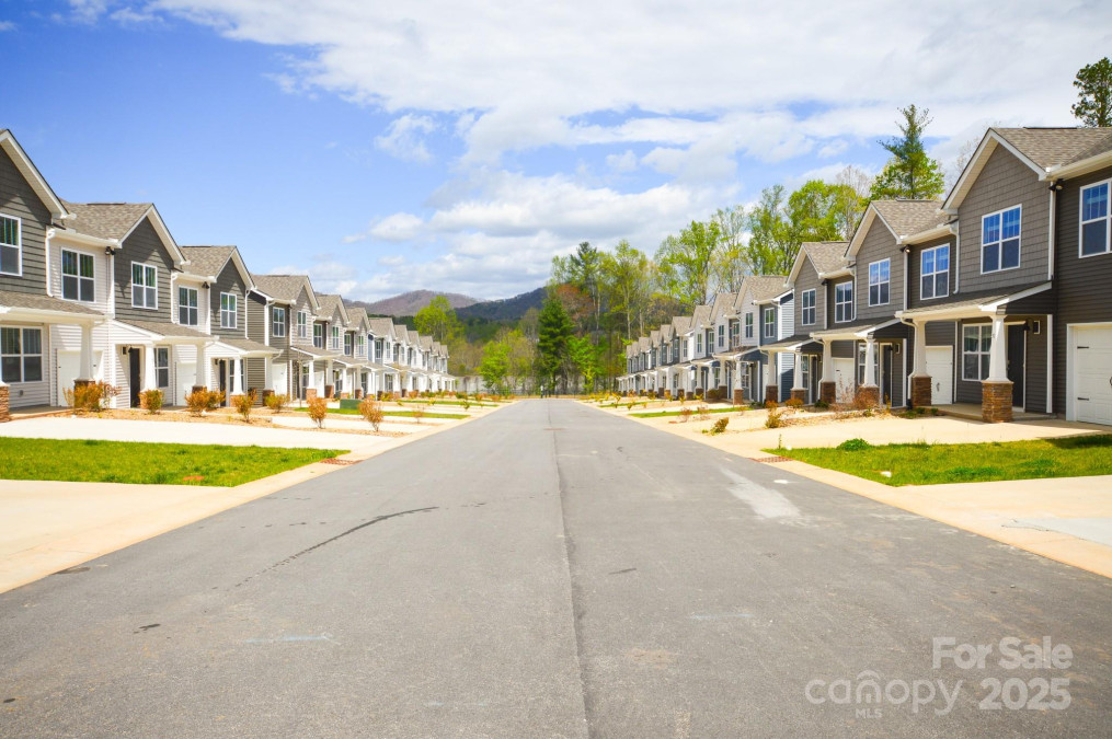 35 Cain Hollow Way Asheville, NC 28806