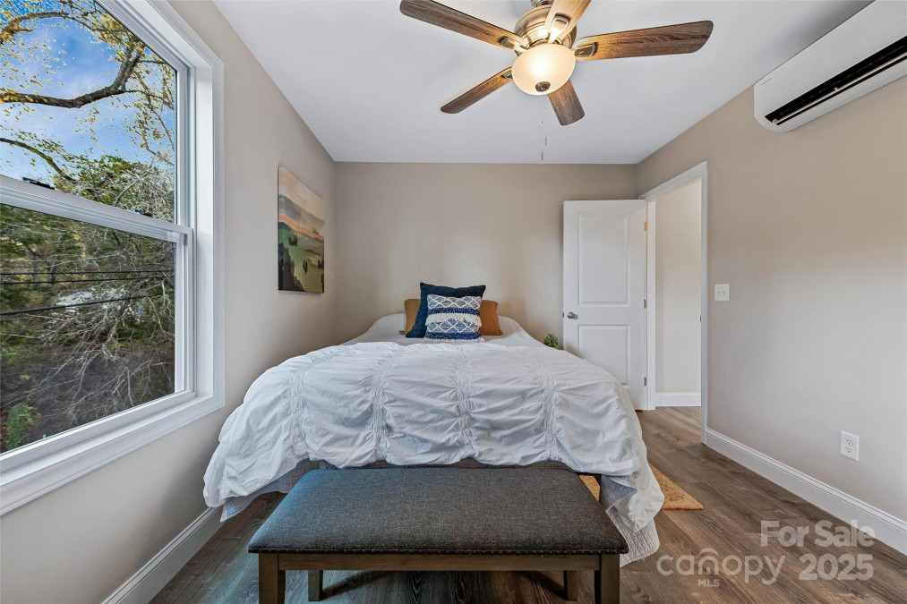 62 Toms Park Cir Hendersonville, NC 28792