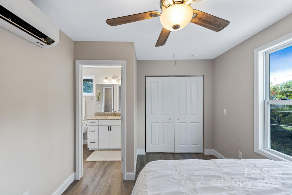 62 Toms Park Cir Hendersonville, NC 28792