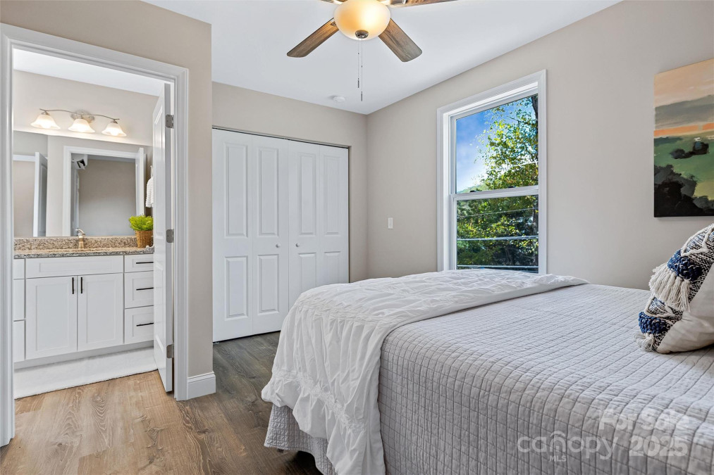 62 Toms Park Cir Hendersonville, NC 28792