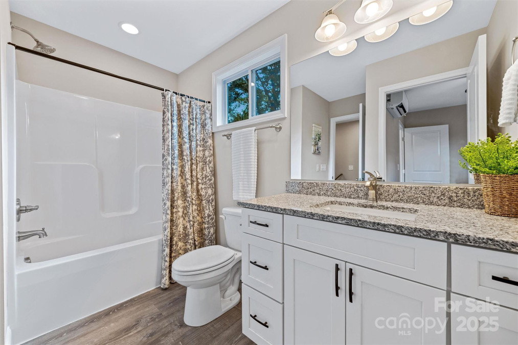 62 Toms Park Cir Hendersonville, NC 28792
